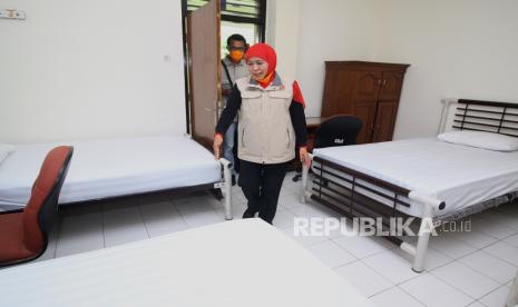 Gubernur Jawa Timur Khofifah Indar Parawansa meninjau salah satu kamar yang disiapkan untuk ruang observasi orang dalam pantauan (ODP) di Gedung BPSDM, Surabaya, Jawa Timur, Selasa (24/3/2020). Pemprov Jawa Timur menyiapkan 450 tempat tidur untuk ruang observasi bagi ODP di kompleks BPSDM sebagai langkah antisipasi dalam menangani pandemi COVID-19