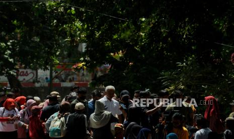 Capres nomor urut 3 Ganjar Pranowo  saat mengunjungi Obyek Mata Air Cokro (OMAC) di Juragan Jero, Daleman, Kecamatan Tulung, Kabupaten Klaten, Jawa Tengah, Rabu (27/12/2023). Pada kesempatannya, Ganjar menyapa warga yang sedang berwisata di Umbul Cokro atau Obyek Mata Air Cokro setelah menemui petani tembakau di Gudang Tembakau Empatlima Pager, Klaten.