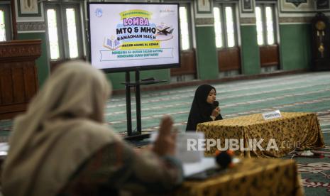 Peserta mengucapkan hafalan Al Quran saat lomba Musabaqah Hifdzil Quran (MHQ) di Masjid Agung Al Azhar, Jakarta, Ahad (24/3/2024). Masjid Agung Al Azhar menyelenggarakan perlombaan MTQ dan MHQ dalam rangka memeriahkan Ramadhan 1445 Hijriah yang diikuti oleh 70 peserta anak-anak dan remaja. Perlombaan tersebut menilai kesempurnaan membaca peserta berdasarkan tahfidz, tajwid dan fashahah Al Quran yang telah ditentukan.