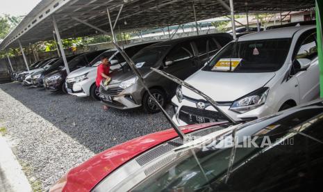 Pekerja melakukan perawatan pada mobil (ilustrasi). Sekretaris Daerah (Sekda) Kabupaten Rejang Lebong, Provinsi Bengkulu, Yusran Fauzi, menyatakan, Pemkab segera melunasi tunggakan pajak ratusan unit kendaraan dinas milik pemerintah daerah setempat.