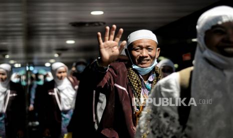 Jamaah haji berjalan di garbarata sambil menyapa sejumlah petugas saat tiba di Terminal 2F Bandara Soekarno Hatta, Tangerang, Banten, Jumat (15/7/2022) malam. Sebanyak 406 jamaah haji kloter pertama embarkasi Jakarta-Bekasi (JKS-1) tiba di Bandara Soekarno Hatta sekitar pukul 23.50 WIB dan disambut Menteri Perhubungan (Menhub) Budi Karya Sumadi dan Menteri Koordinator Bidang Pembangunan Manusia dan Kebudayaan (Menko PMK) Muhadjir Effendy. Jamaah Haji Kabupaten Bekasi Kembali Seluruhnya dalam Kondisi Prima