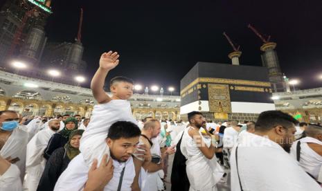  Umat Muslim melakukan ritual Tawaf (berputar-putar) di sekitar Kabah di Masjidil Haram, situs paling suci umat Islam selama ziarah haji di Mekkah, Arab Saudi, 07 Juli 2022. Anak-Anak dari Segala Usia Kini Boleh Masuk Masjidil Haram