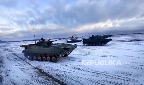  Dalam foto yang diambil dari video dan dirilis oleh Layanan Pers Kementerian Pertahanan Rusia pada Rabu, 2 Februari 2022, tank Rusia dan Belarusia berkendara selama latihan militer bersama di lapangan tembak Brestsky, Belarusia. Pasukan Rusia dan Belarusia mengadakan pelatihan tempur bersama di lapangan tembak di Belarus pada Rabu karena ketegangan tetap tinggi di bawah ancaman perang dengan Ukraina. Latihan tersebut melibatkan unit senapan bermotor, artileri dan rudal anti-tank, serta awak tank dan pengangkut personel lapis baja.