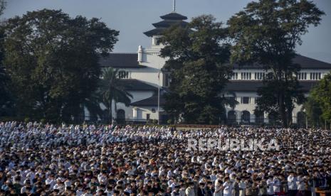 Umat muslim melaksanakan Shalat Idul Fitri 1443 Hijriah di Lapangan Gasibu, Jalan Diponegoro, Kota Bandung, Senin (2/5/2022). Pemerintah Provinsi Jawa Barat kembali menggelar Shalat Idul Fitri di Lapangan Gasibu setelah dua tahun ditutup karena pandemi Covid-19. 