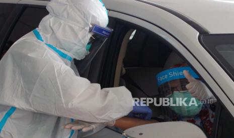 Petugas medis melakukan Rapid Test (test cepat) mandiri COVID -19 secara drive thru di Rumah Sakit Primaya Hospital Tangerang, Banten. Pihak rumah sakit membatasi hanya empat puluh orang sehari untuk tes cepat itu karena banyaknya warga yang mendaftar atas kesadaran sendiri mengingat bahaya virus corona