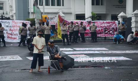 Ratusan mahasiswa yang tergabung dalam Aliansi Cipayung menggelar aksi menolak kenaikan harga Bahan Bakar Minyak (BBM) dan pencabutan subsisi BBM, di depan Gedung DPRD Jawa Barat, Jalan Diponegoro, Kota Bandung, Kamis (8/9). Kebijakan pemerintah yang menaikkan harga BBM dinilai tidak berpihak kepada rakyat, hanya akan memperburuk kondisi ekonomi masyarakat, terutama kelas menengah ke bawah.