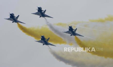  Anggota Tim Aerobatik 1 Agustus Angkatan Udara Tentara Pembebasan Rakyat Tiongkok (PLA) tampil selama Pameran Penerbangan dan Antariksa Internasional Tiongkok ke-13, juga dikenal sebagai Airshow Tiongkok 2021, pada hari Selasa, 28 September 2021, di Zhuhai pada Provinsi Guangdong di Cina selatan.