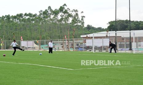 Presiden Joko Widodo menendang bola saat meninjau lapangan pusat pelatihan nasional PSSI di Ibu Kota Nusantara, Kalimantan Timur, Selasa (13/8/2024). Presiden Jokowi mengatakan Timnas Indonesia akan menggunakan pusat pelatihan tersebut pada September 2024.