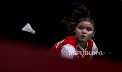 Bilqis Prasista dari Indonesia beraksi melawan Akane Yamaguchi dari Jepang pada pertandingan tunggal putri mereka di BWF Thomas dan Uber Cup Finals 2022 di Impact Arena di Nonthaburi, Thailand, 11 Mei 2022.