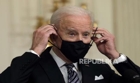  Presiden AS Joe Biden mengenakan masker pelindung wajah setelah menyampaikan pernyataan tentang penerapan Rencana Penyelamatan Amerika, di Gedung Putih di Washington, DC, AS, 15 Maret 2021.