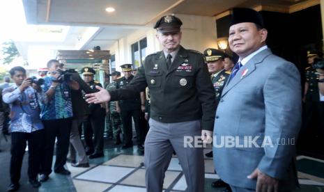  Kepala Staf Angkatan Darat (KSAD) AS, Jenderal James Charles McConville berbincang dengan Menteri Pertahanan  Prabowo Subianto.