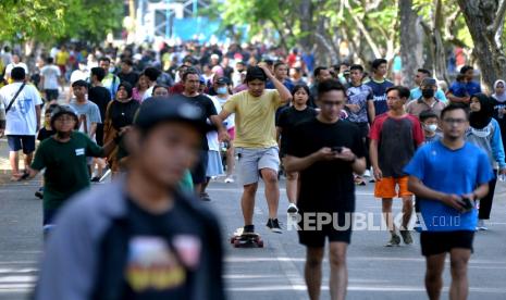 Warga berolahraga saat hari pertama pelaksanaan Hari Bebas Kendaraan Bermotor atau Car Free Day (CFD) di kawasan Lapangan Puputan Niti Mandala Renon, Denpasar, Bali, Ahad (18/9/2022). Dokter: Malas Gerak Bisa Sebabkan Osteoporosis