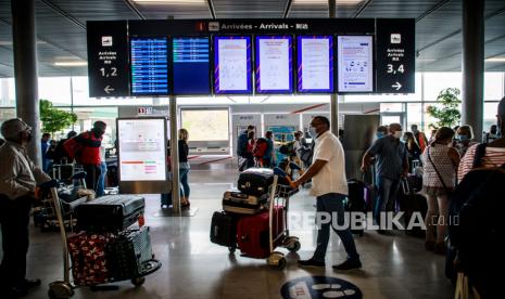  Penumpang di bandara Orly, dekat Paris, Prancis, 26 Juni 2020. Pemerintah Prancis membatasi pendatang dari Inggris menyusul meluasnya penyebaran varian baru Covid-19 Omicron.