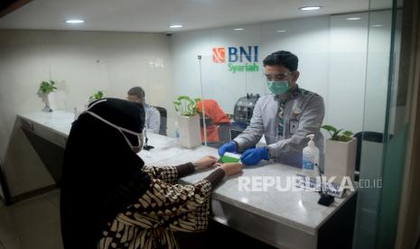 Komisi XI Dewan Perwakilan Rakyat (DPR) RI menegaskan bank syariah hasil penggabungan anak usaha bank Himbara harus fokus pada UMKM dan industri halal. Wakil Ketua Komisi XI DPR RI Fathan Subchi menyebut dampak positif akan dirasakan terutama bagi pelaku UKM dan industri halal.