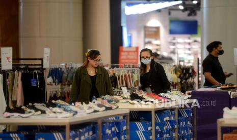 Pengunjung memilih sepatu di Lotte Shopping Avenue, Jakarta, Kamis  (13/4/2023). Menjelang Lebaran, sejumlah pusat perbelanjaan di Jakarta mulai memberikan potongan harga mulai 20 hingga 70 persen untuk menarik minat pembeli untuk berbelanja. Pemberian THR diharapkan dapat meningkatkan daya beli masyarakat di bulan ramadan dan jelang lebaran