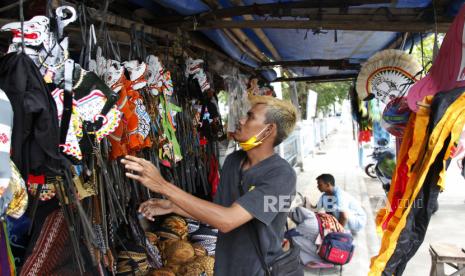 Pembeli memilih mainan tradisional yang dijual di Pasar Klewer, Solo, Jawa Tengah, Ahad (1/11/2020). Berbagai kerajinan, aksesoris seni, busana dan mainan tradisional yang dijual seharga Rp15.000 hingga Rp260.000 tersebut banyak dibeli untuk souvernir bagi para turis di kawasan wisata di Keraton Kasunanan Hadiningrat Surakarta, Pasar Klewer dan Masjid Agung Solo. 