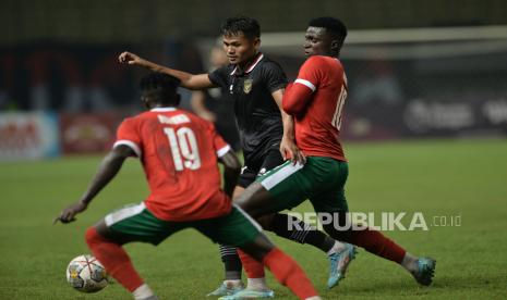 Pemain timnas Indonesia Dimas Drajad berusaha melewati adangan pemain Burundi dalam laga Fifa Match Day di Stadion Patriot Candrabhaga, Bekasi, Jawa Barat, Selasa (28/3/2023). Pada pertandingan itu timnas Indonesia bermain imbang dengan skor 2-2. Gol timnas Indonesia dicetak Witan Sulaeman dan Jordi Amat.