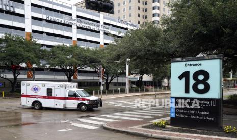 Sebuah ambulans melewati Pusat Medis Texas di Houston, Kamis (25/6). Badan Kesehatan Dunia (WHO) menyatakan, wabah virus Corona telah membuat lebih dari 500.000 orang meninggal dunia dan secara global pandemic ini masih mengalami peningkatan.(AP Photo/David J. Phillip)