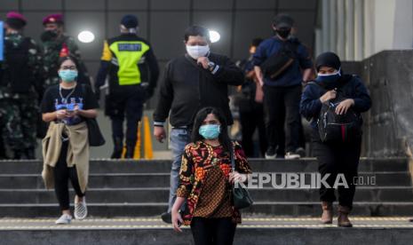 Sejumlah karyawan swasta berjalan saat jam pulang kerja di kawasan Sudirman, Jakarta, Senin (8/6). Peneliti Center for Indonesian Policy Studies (CIPS) Ira Aprilianti mengharapkan stimulus pajak yang diberikan pemerintah dapat diberikan kepada pelaku industri yang bisa menjamin pemberian lapangan kerja. Hal itu bertujuan agar pemotongan pajak berjalan efektif.