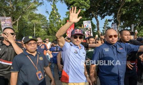 Pembalap MotoGP tim Gresini Racing Ducati Marc Marquez (tengah) bersama Direktur Operasi InJourney Tourism Development Corporation (ITDC) sekaligus Chairman Pertamina Grand Prix of Indonesia 2024 Troy Reza Warokka (kedua kanan) melambaikan tangannya saat mengikuti parade pembalap MotoGP di Teras Udayana, Mataram, NTB, Rabu (25/9/2024). Parade yang diikuti 12 pembalap nasional dan internasional di antaranya Marc Marquez, Jorge Martin, Pedro Acosta, Enea Bastianini, Alex Rins, Fabio Di Giannantonio, Marco Bezzecchi, Jack Miller, Aleix Espargaro, Raul Fernandez, Luca Marini dan Mario Suryo Aji tersebut digelar untuk memeriahkan Pertamina Grand Prix Of Indonesia 2024 seri ke 15 yang akan diselenggarakan di Sirkuit Mandalika pada 27 hingga 29 September 2024. 