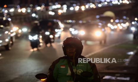 Pengemudi ojek online (ojol) melintasi ruas protokol di Jalan Gatot Subroto, Jakarta Selatan, Jumat (20/1/2023), yang menjadi salah satu dari 25 jalan yang masuk daftar terkena ERP.