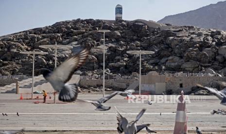 Suasana sepi di Jabal Rahmah di Mekkah, Arab Saudi, Senin (1/5/2023). Jabal Rahmah adalah salah satu tempat yang dikunjungi umat muslim usai menjalankan ibadah umroh untuk berwisata religi. Jabal Rahmah atau bukit kasih sayang, dipercaya menjadi lokasi bertemunya Adam dan Hawa. Namun pada saat ini Jabal Rahmah di tutup dan Umat muslim pun hanya dapat melihatnya dari kejauhan.