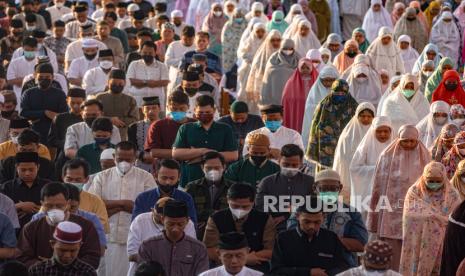 Ilustrasi sholat. Sholat berjamaah lebih utama dibandingkan dengan sholat sendirian 