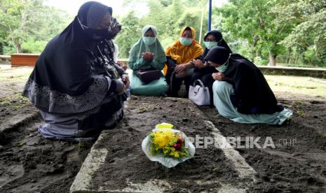 Pelayat berdoa usai proses pemakaman jenazah Anggota Dewan Pengawas KPK Artidjo Alkostar menuju makam keluarga besar Universitas Islam Indonesia, Yogyakarta, Senin (1/3). Selain menjadi anggota Dewan Pengawas KPK, Artidjo juga pernah menjadi Hakim Agung MA. Di UII Artidjo menjadi salah satu Guru Besar Fakultas Hukum.