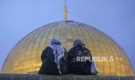 Warga Palestina menghadiri perayaan hari raya Idul Fitri di dekat kuil Kubah Batu di kompleks Masjid Al Aqsa di Kota Tua Yerusalem, Rabu, (10/4/2024).