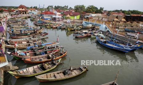 Sejumlah perahu nelayan bersandar di Desa Ketapang, Mauk, Kabupaten Tangerang, Banten, ilustrasi. Nelayan pesisir utara dan selatan Banten sejak sepekan terakhir tidak melaut akibat cuaca buruk yang ditandai gelombang tinggi disertai angin kencang. 