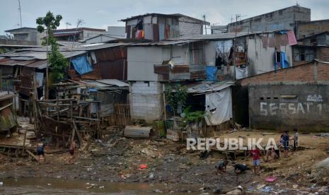 Anak-anak beraktivitas di bantaran sungai Ciliwung, Manggarai, Jakarta. Upaya minim DKI dalam penanganan kemiskinan ekstrem itu, dikritik oleh pengamat sosial, Budi Radjab. Menurutnya, secara umum kemiskinan ekstrem memang dampak dari perekonomian nasional yang menurun. Namun demikian, penanganan dari kenaikan miskin ekstrem di Jakarta sekitar 0,29 persen dia sebut tidak wajar.  “Sebagai ibukota memang tidak wajar. Pemerintah harus membantu penanganannya, membantu masyarakat untuk bangkit dan mengurangi kemiskinan ekstrem,” kata Budi.  Dirinya mendesak, pemerintah perlu membenahi kemiskinan ekstrem di Jakarta lebih baik. Caranya, dengan mengalokasikan cukup anggaran dari postur APBD atau dana kedinasan dengan berbagai program demi pengentasan kemiskinan ekstrem.  Lebih jauh, Ketua Komisi E DPRD DKI Jakarta Iman Satria, mengaku belum mendapatkan informasi mengenai kemiskinan ekstrem tersebut. Ditanya apakah akan ada rapat komisi dengan Pemprov DKI atau melalui Dinas Sosial DKI, dia tak memerincinya.  Iman mengatakan, dengan adanya laporan dari BPS ini, pihaknya akan mempertanyakan langkah penanganan dan persiapan bantuan atau metode demi mengurangi kemiskinan ekstrem di Jakarta.  “Kita mau jadwalkan (rapat komisi dengan Pemprov DKI) nanti kita lihat langkah apa yang akan dilakukan oleh Dinas,” kata Iman.