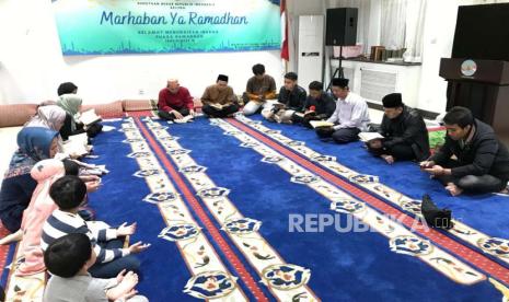  Majelis At-Taqwa KBRI Beijing menggelar kegiatan khataman Alquran dan buka puasa bersama. 