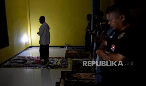 Umat Islam sholat tarawih pertama bulan Ramadhan 1444 H yang bertepatan dengan Hari Raya Nyepi di salah satu rumah warga di Kampung Bugis, Desa Adat Tuban, Badung, Bali, Rabu (22/3/2023). 