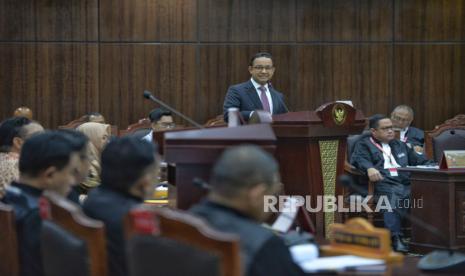 Capres no urut 01 Anies Baswedan saat membacakan kalimat pembuka saat dalam sidang perdana Perselisihan Hasil Pemilihan Umum (PHPU) Presiden dan Wakil Presiden Tahun 2024 di Gedung Mahkamah Konstitusi, Jakarta, Rabu (27/4/2024). Adapun agenda sidang tersebut yaitu Pemeriksaan Pendahuluan (Penyampaian Permohonan Pemohon).