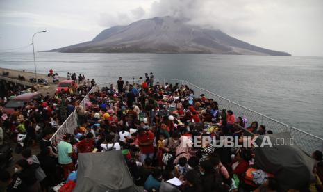 Ratusan warga berada di atas geladak KRI Kakap-811 saat dievakuasi di Pelabuhan Tagulandang, Kabupaten Kepulauan Sitaro, Sulawesi Utara, Rabu (1/5/2024).