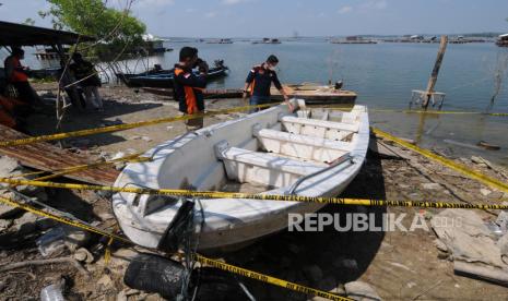 Tim Inafis Polda Jawa Tengah mengidentifikasi perahu yang tenggelam saat membawa rombongan wisata air di Waduk Kedung Ombo, Wonoharjo, Kemusu, Boyolali, Jawa Tengah, Ahad (16/5/2021). Tenggelamnya perahu wisata air tersebut diduga disebabkan kelebihan muatan yaitu sebanyak 20 penumpang yang harusnya hanya diisi 14 penumpang. Hingga Minggu (16/5/2021)  Pukul 10.00 WIB, tujuh dari sembilan korban tenggelam berhasil dievakuasi dalam kondisi meninggal dunia.