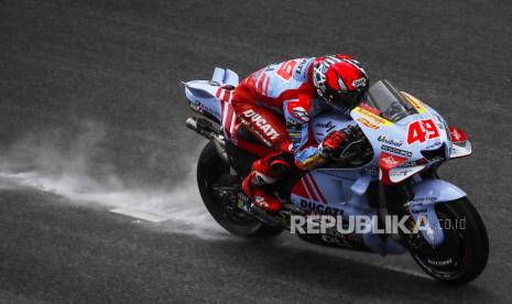 Pembalap MotoGP Italia Fabio Di Giannantonio dari Gresini Racing MotoGP beraksi pada sesi tes pramusim MotoGP hari kedua di Sirkuit Internasional Sepang, di luar Kuala Lumpur, Malaysia, (11/2/2023).