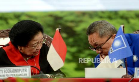 Ketua Umum PDIP Megawati Soekarnoputri (kiri) bersama Ketua Umum PAN Zulkifli Hasan (kanan) saat Silahturahmi dan kerjasama Partai Politik di Kantor DPP PDIP, Jakarta, Jumat (2/6/2023). Pertemuan antara PDIP dan PAN tersebut membahas mengenai penjajakan koalisi menghadapi pilpres 2024 dan berdiskusi tentang masa depan bangsa.   