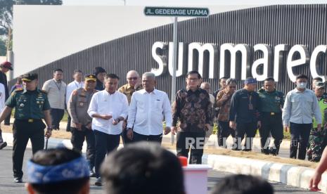 Pj Gubernur Jawa Barat (Jabar) Bey Machmudin bersama Pj Wali Kota Bandung Bambang Tirtoyuliono saat peresmian penataan ulang akses Jalan Gedebage Selatan, Kota Bandung, Kamis (16/5/2024). 