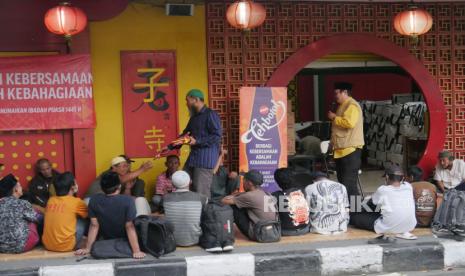 Relawan DKM Masjid Lautze 2 membagikan takjil jelang waktu berbuka puasa, di serambi Masjid Lautze 2 Jalan Tamblong, Kota Bandung, jawa Barat, Rabu (20/3/2024). Selama Ramadhan Masjid Lautze 2 mengadakan berbagai kegiatan, salah satunya membagikan sedikitnya 200 hingga 300 takjil bagi masyarakat termasuk untuk pengendara di jalan.