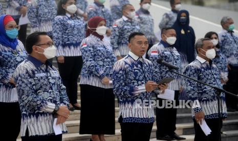 Ketua Fraksi Partai Demokrat DPR RI Edhie Baskoro Yudhoyono memimpin pembacaan ikrar kesetiaan di Kompleks Parlemen, Senayan, Jakarta, Senin (15/3). Pembacaan ikrar kesetiaan yang diikuti oleh para anggota fraksi Partai Demokrat DPR RI tersebut menyatakan kesetiaan terhadap konstitusi Partai Demokrat yang menetapkan Agus Harimurti Yudhoyono (AHY) sebagai ketua umum hasil Kongres V Partai Demokrat tahun 2020.Prayogi/Republika 