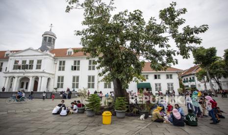 Warga mengunjungi kawasan Wisata Kota Tua, Jakarta (ilustrasi). Pengelola Kawasan Kota Tua Taman Sari, Jakarta Barat mengizinkan warga untuk berolahraga pada Sabtu-Minggu pagi mulai pukul 06.00 WIB hingga pukul 10.00 WIB.