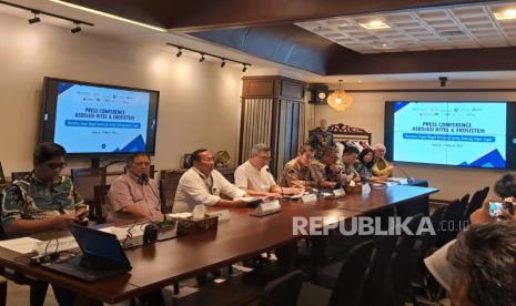 Asosiasi ritel dan ekosistem menggelar konferensi pers soal pemberantasan impor ilegal, di Jakarta, Selasa (19/3/2024).