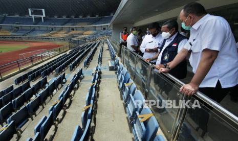 Wakil Wali Kota Bandung Yana Mulyana (kedua kanan) meninjau Stadion Gelora Bandung Lautan Api (GBLA), Gedebage, Kota Bandung, Rabu (14/10). Meski di masa pandemi tidak ada pertandingan dan kegiatan yang menghadirkan kerumunan massa, namun perawatan stadion dan penerapan protokol kesehatan tetap diperhatikan.