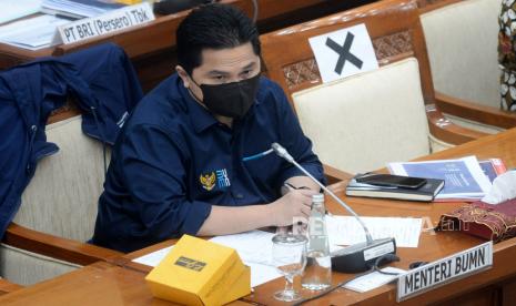 Menteri Badan Usaha Milik Negara (BUMN) Erick Thohir saat mengikuti rapat kerja dengan Komisi VI DPR di Kompleks Parlemen, Senayan, Jakarta, Kamis (18/3). Rapat tersebut membahas mengenai pembentukan Holding BUMN Ultra Mikro (UMi). Prayogi/Republika.