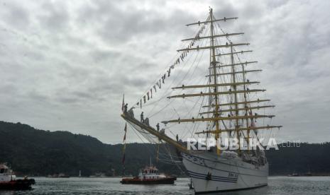 Taruna AAL tingkat III angkatan ke-67 mengikuti parade roll di atas KRI Bima Suci saat tiba di Pelabuhan Teluk Bayur, Padang, Sumatera Barat, Sabtu (10/10/2020). KRI Bima Suci-945 yang merupakan kapal layar latih bagi taruna/kadet itu bersandar selama tiga hari di Padang untuk melaksanakan sejumlah kegiatan dalam mendukung latihan praktek (lattek) Kartika Jala Krida (KJK) 2020. 