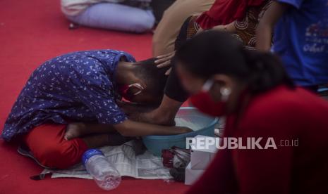 Anak-anak mencium kaki ibunya (ilustrasi). Durhaka tak hanya anak kepada orang tua, tetapi juga berlaku sebaliknya   