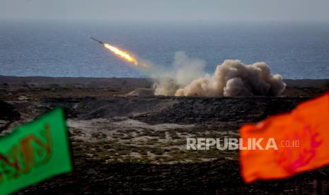  Foto selebaran yang disediakan oleh situs web Islamic Revolutionary Guard Corps (IRGC); Berita Sepah menunjukkan, militer Iran menembakkan rudal yang menargetkan tiruan kapal induk AS di Selat Hormuz yang strategis, selatan Iran, 28 Juli 2020. Media melaporkan bahwa Iran mengadakan pertandingan perang di Selat Hormuz di tengah meningkatnya ketegangan antara Iran dan AS.