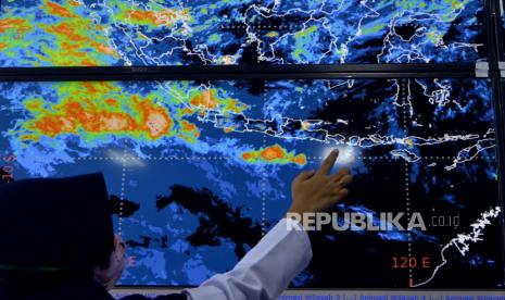 Petugas menunjukkan citra satelit Himawari di Balai Besar Meteorologi Klimatologi dan Geofisika (ilustrasi)