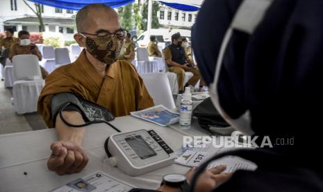 Seorang tokoh agama menjalani tahap verifikasi dan pemeriksaan kesehatan sebelum disuntik vaksin Covid-19 di Balai Kota Bandung, Kota Bandung, Selasa (2/3). Sedikitnya 350 pejabat dan petugas publik yang terdiri dari aparatur sipil negara (ASN), tokoh agama dan tenaga pengajar menerima vaksin Covid-19 Sinovac dosis pertama pada pelaksanaan vaksinasi tahap kedua di Kota Bandung. Foto: Abdan Syakura/Republika